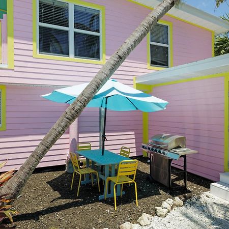 Charming Suite With Balcony And Bikes At Historic Sandpiper Inn Sanibel Exterior photo