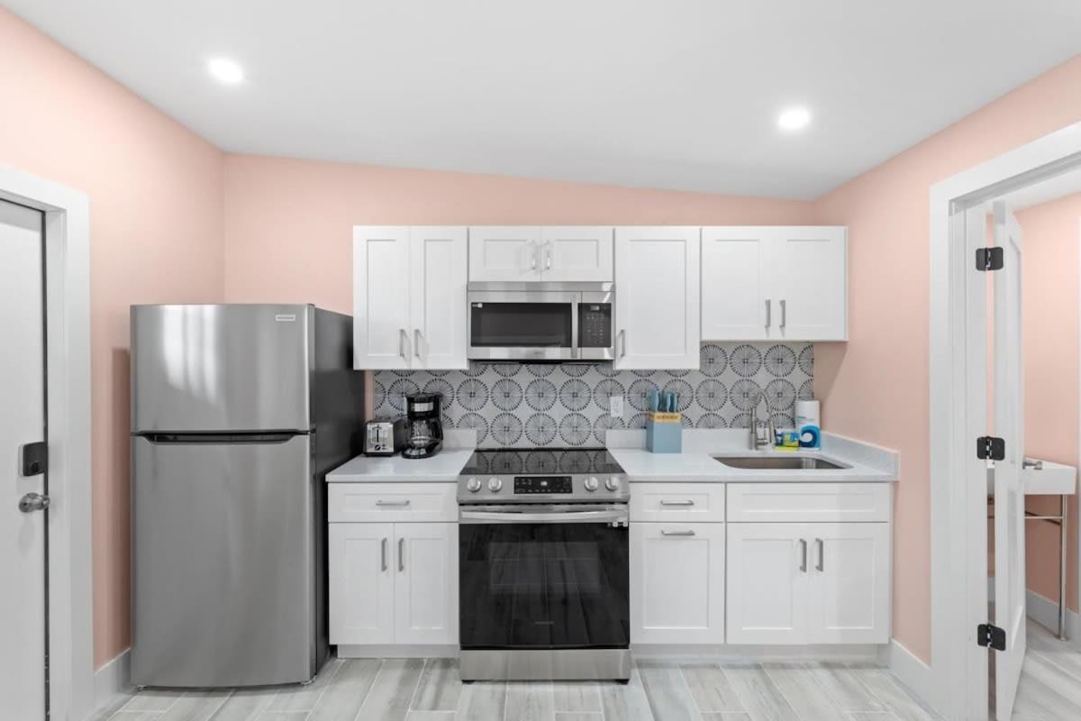 Charming Suite With Balcony And Bikes At Historic Sandpiper Inn Sanibel Exterior photo