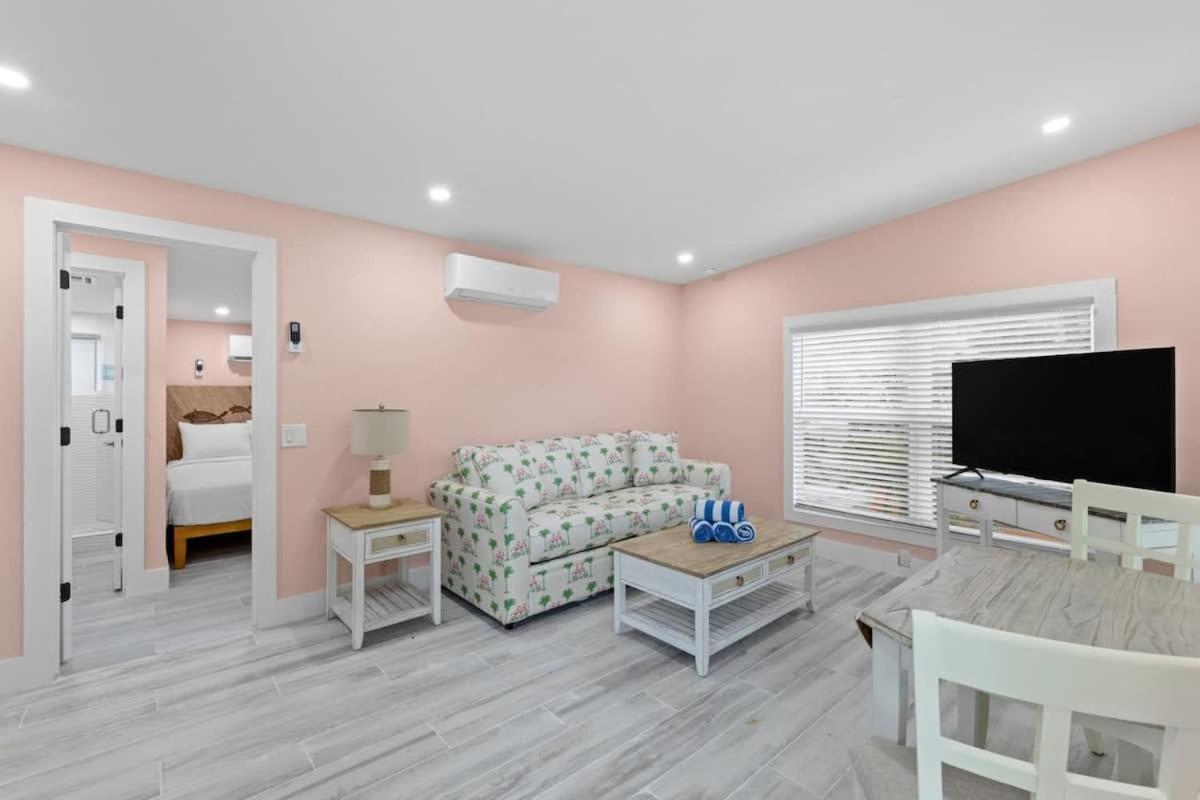 Charming Suite With Balcony And Bikes At Historic Sandpiper Inn Sanibel Exterior photo