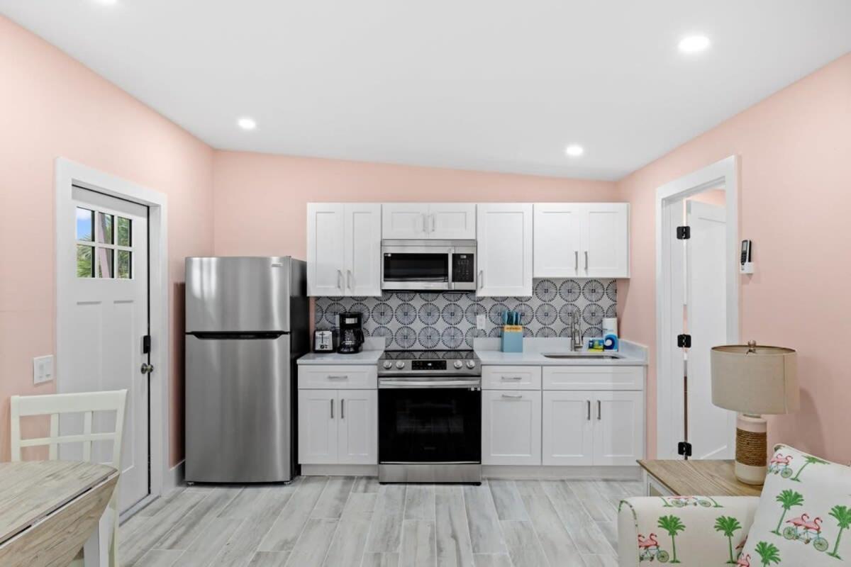 Charming Suite With Balcony And Bikes At Historic Sandpiper Inn Sanibel Exterior photo